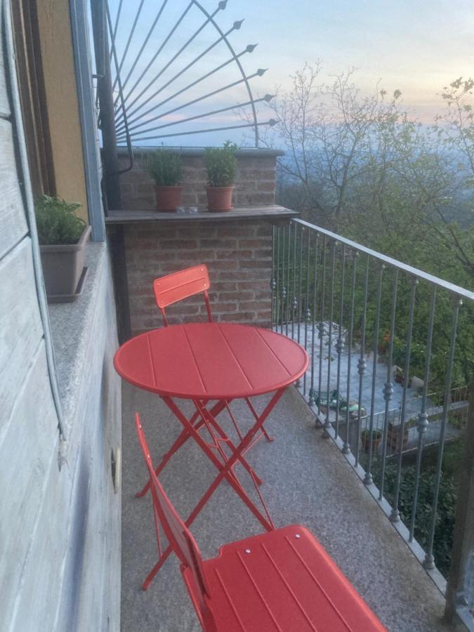 Da Emi - La Casetta In Piazza Monforte dʼAlba Exterior foto